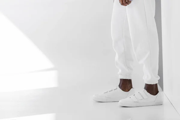 Imagen Recortada Hombre Afroamericano Con Estilo Ropa Blanca Zapatos Goma — Foto de stock gratis