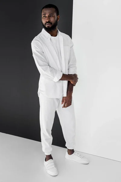 Guapo Elegante Afroamericano Hombre Ropa Blanca Mirando Hacia Otro Lado — Foto de Stock