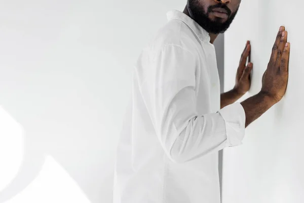 Image Recadrée Homme Afro Américain Élégant Vêtements Blancs Touchant Mur — Photo