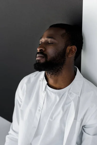 Handsome Stylish African American Man White Clothes Leaning Wall Closed — Stock Photo, Image