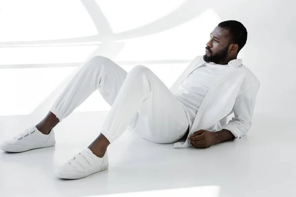 Bel Homme Élégant Afro Américain Vêtements Blancs Couché Sur Blanc — Photo