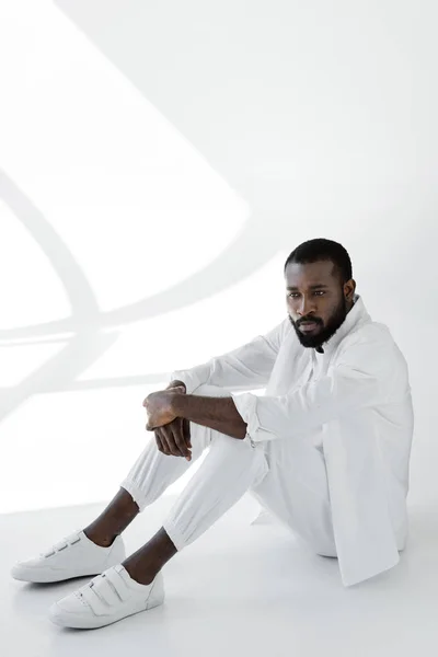 Stylische Gut Aussehende Afrikanisch Amerikanische Mann Weißen Kleidern Sitzen Und — Stockfoto