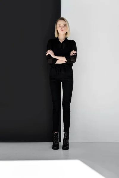 Attractive Stylish Blonde Woman Black Clothes Standing Crossed Arms Black — Stock Photo, Image