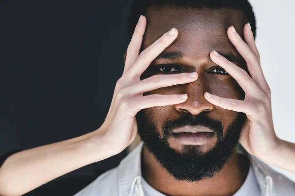 Bijgesneden Afbeelding Van Vriendin Aanraken Van Afro Amerikaanse Vriend Gezicht — Stockfoto