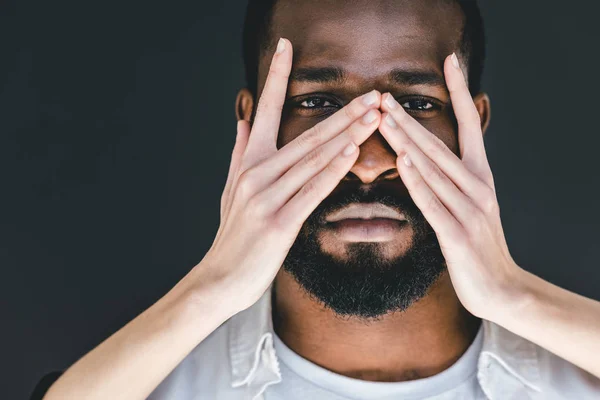 Beskuren Bild Flickvän Röra Afrikanska Amerikanska Pojkvän Ansikte Med Händerna — Stockfoto