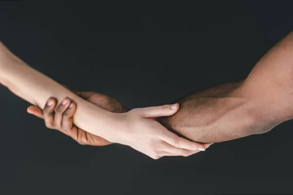 Image Recadrée Couple Multiculturel Tenant Les Mains Isolées Sur Noir — Photo