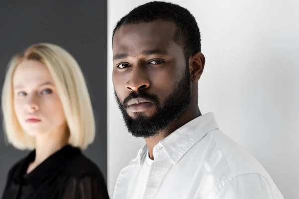 Multicultural Couple Looking Camera Black White Wall — Stock Photo, Image