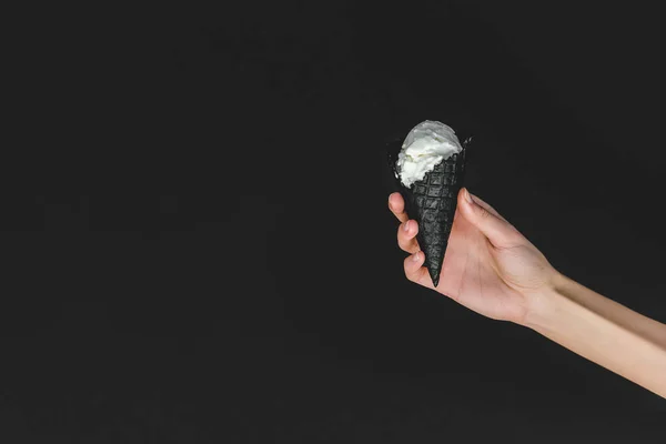 Imagem Cortada Mulher Segurando Sorvete Cone Preto Isolado Preto — Fotografia de Stock