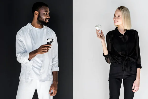 Multiculturele Paar Kijken Elkaar Met Ijs Kegels Yin Yang Concept — Stockfoto