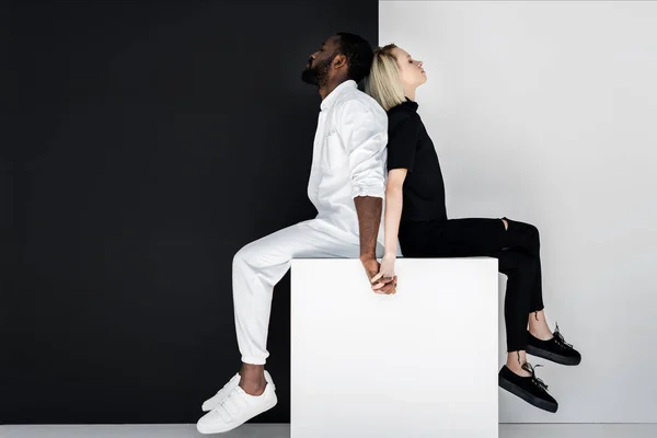 Multiculturele Paar Bedrijf Handen Witte Kubus Yin Yang Concept — Stockfoto