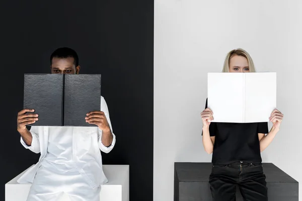 Multicultural Couple Looking Out Black White Books — Stock Photo, Image