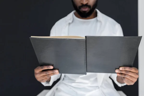 Cropped Image Stylish African American Man White Clothes Reading Black — Free Stock Photo