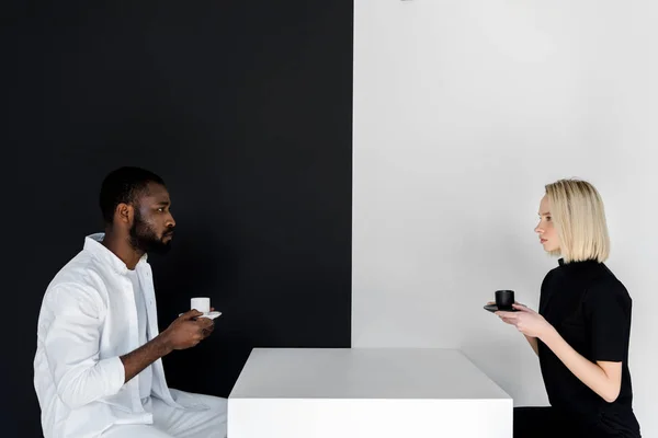 Zijaanzicht Van Multiculturele Paar Zitten Met Kopjes Koffie — Stockfoto