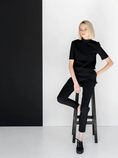 Schöne Stilvolle Blonde Frau Schwarzen Kleidern Sitzt Auf Einem Stuhl — Stockfoto