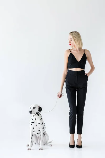 Mulher Loira Elegante Atraente Roupas Pretas Segurando Coleira Cão Dalmatian — Fotografia de Stock