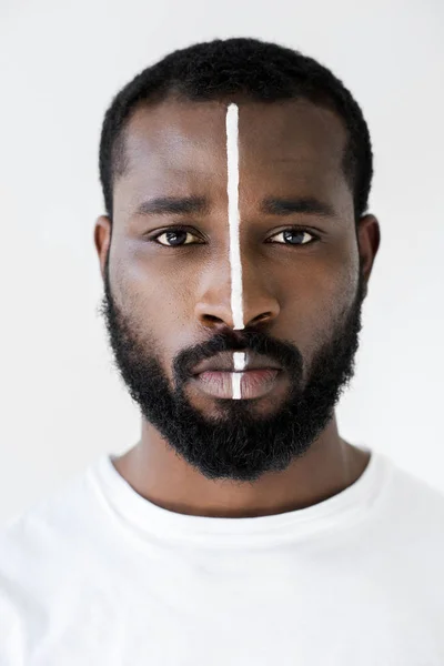 Retrato Homem Afro Americano Bonito Com Listras Brancas Rosto Isolado — Fotografia de Stock