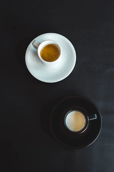 High Angle View Black White Cups Milk Coffee Black Surface — Stock Photo, Image