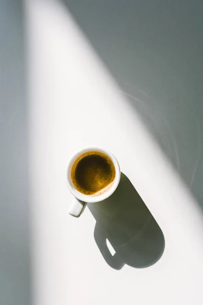 Vue Surélevée Tasse Café Savoureux Tasse Blanche Sur Surface Blanche — Photo