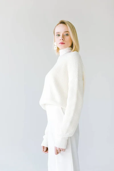 Aantrekkelijke Modieuze Blonde Vrouw Witte Kleren Kijken Camera Geïsoleerd Wit — Gratis stockfoto