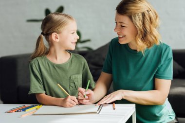 mutlu anne ile birlikte çizim ve diğer her evde gülümseyen kız 