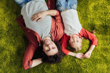 mutlu baba ve yan yana yatarken ve kameraya gülümseyen kızı Üstten Görünüm 