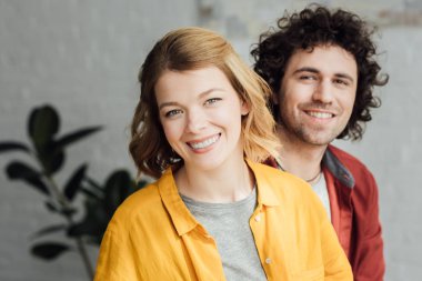 evde birlikte kameraya gülümseyen güzel mutlu genç Çift