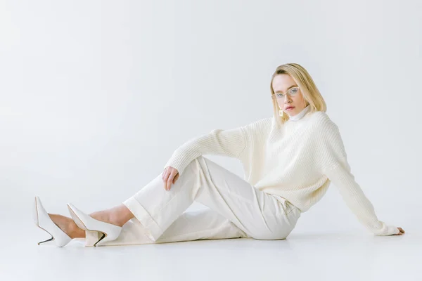 Attractive Stylish Blonde Woman White Clothes Sitting White Floor — Stock Photo, Image