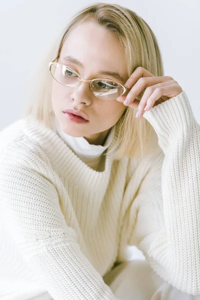 Portrét Krásné Stylové Blondýnka Bílých Šatech Dotýká Brýle Izolované Bílém — Stock fotografie