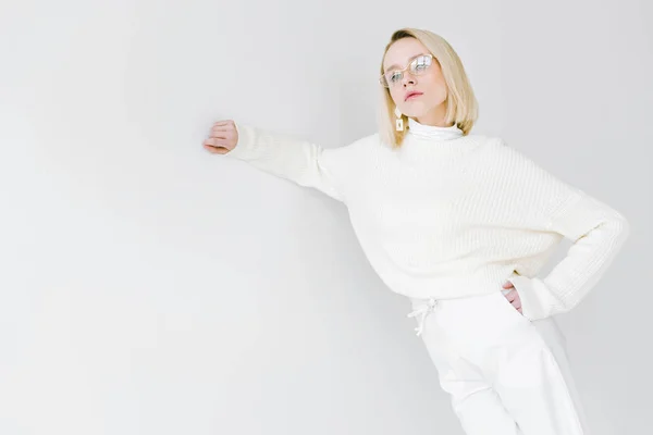 Attrayant Élégant Femme Blonde Vêtements Blancs Appuyé Sur Mur Blanc — Photo