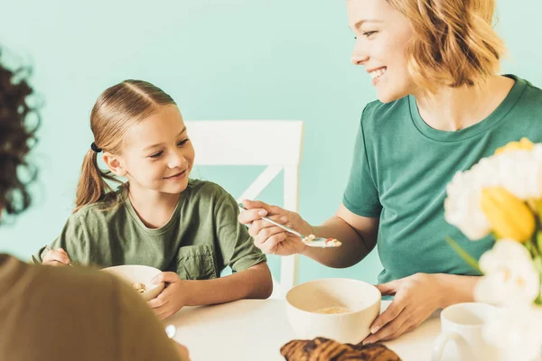 Schnappschuss Von Familie Mit Süßer Kleiner Tochter Beim Gemeinsamen Frühstück — Stockfoto