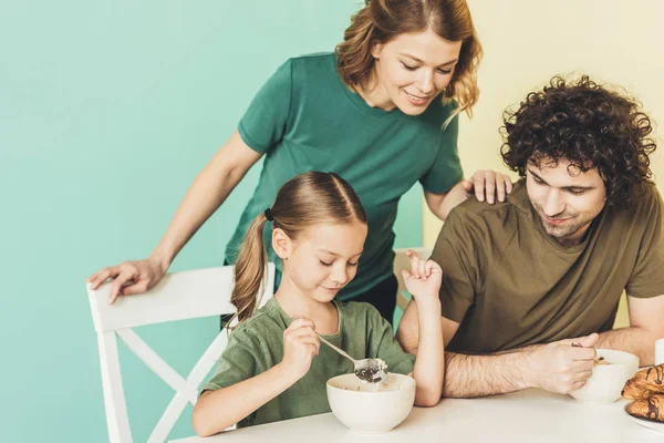 Lycklig Familj Med Ett Barn Som Äter Frukost Tillsammans — Stockfoto