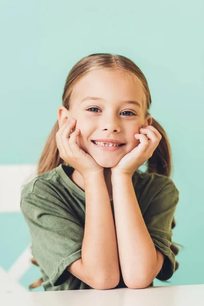 Portret Van Schattig Kindje Aan Tafel Zit Lachend Camera — Stockfoto