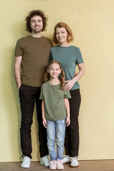Vista Completa Familia Feliz Con Niño Pie Juntos Sonriendo Cámara — Foto de Stock