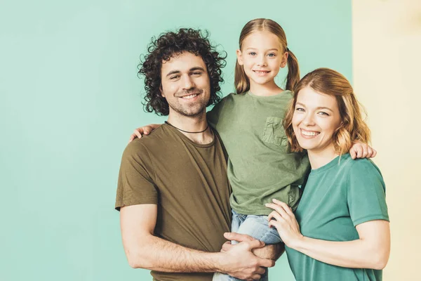 Parents Heureux Portant Adorable Petite Fille Souriant Caméra — Photo