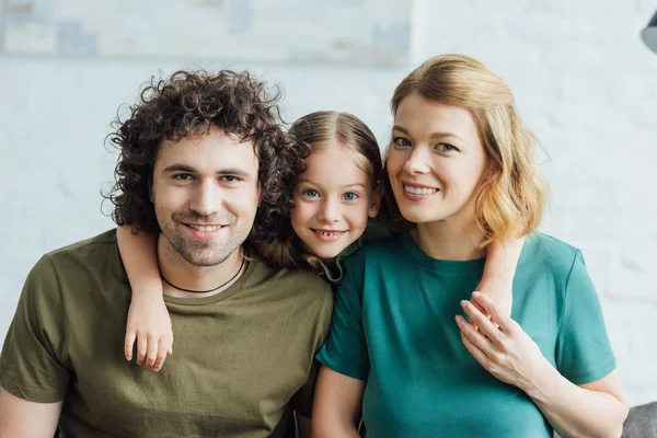 Gelukkig Gezin Met Een Kind Omarmen Glimlachend Camera — Stockfoto