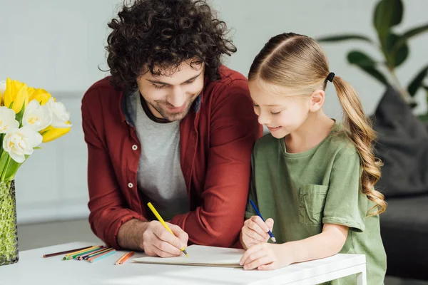 Ayah Bahagia Dan Anak Kecil Menggambar Dengan Pensil Berwarna Rumah — Stok Foto