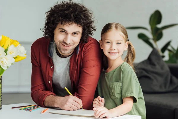 Feliz Padre Hija Dibujando Juntos Sonriendo Cámara Casa — Foto de stock gratis