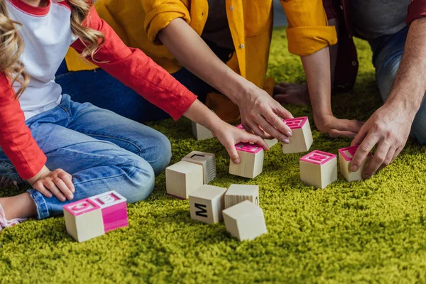 Tahta Bloklar Ile Oynayan Bir Çocuk Ile Aile Fotoğrafını Kırpılmış — Ücretsiz Stok Fotoğraf