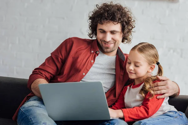 Pai Feliz Filha Usando Laptop Juntos Casa — Fotografia de Stock