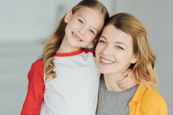 Vackra Lycklig Mor Och Dotter Embracing Och Ler Mot Kameran — Stockfoto