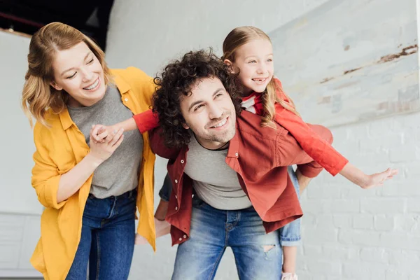 Família Feliz Com Uma Criança Divertindo Juntos Olhando Para Longe — Fotografia de Stock
