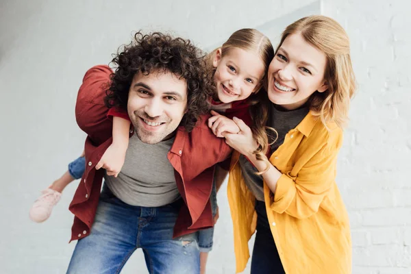 Familia Feliz Con Niño Divirtiéndose Juntos Sonriendo Cámara — Foto de Stock