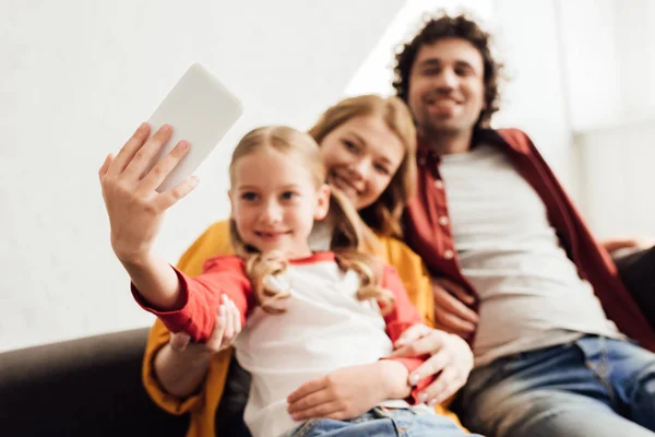 スマート フォンで Selfie を取って つの子供と幸せな若い家族  — 無料ストックフォト