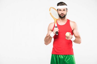 retro ahşap raket ve top, üzerinde beyaz izole yakışıklı tenisçi  