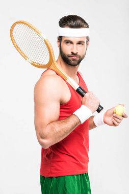 Retro ahşap raket ve top, üzerinde beyaz izole kas tenis oyuncusu  
