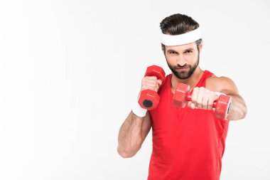 Sakallı sporcu üzerinde beyaz izole dumbbells ile egzersiz retro spor giyim