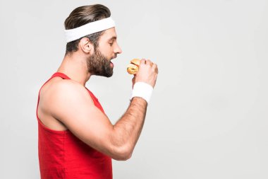 Sakallı sporcu üzerinde beyaz izole hamburger, yemek