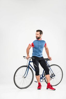 yakışıklı sporcu ile bisiklet üzerinde beyaz izole, sakallı