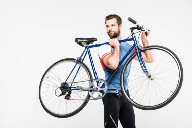 Sakallı sporcu üzerinde beyaz izole motor, taşıma