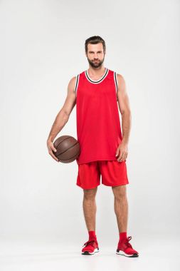 basketbolcu ile top, üzerinde beyaz izole kırmızı spor giyim